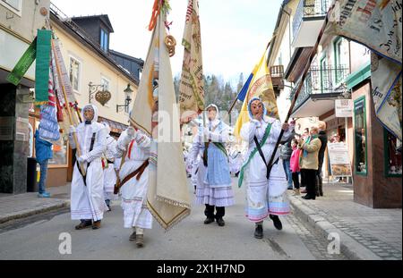 Feature - Ausseer Karnevalsparade in Bad Aussee, Österreich, am 27. Februar 2017. Trommelweiber stellte den Rhythmus und das Tempo der Parade durch Schlagzeug und Metalldeckel ein, wodurch er die Einheimischen besänftigte. Diese Tradition geht auf das Jahr 1767 zurück, wie auf der Flagge des Trommelweibers angegeben. - 20170227 PD7125 - Rechteinfo: Rights Managed (RM) Stockfoto