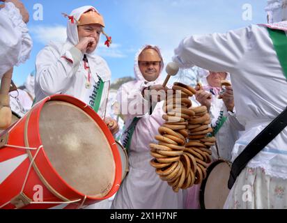 Feature - Ausseer Karnevalsparade in Bad Aussee, Österreich, am 27. Februar 2017. Trommelweiber stellte den Rhythmus und das Tempo der Parade durch Schlagzeug und Metalldeckel ein, wodurch er die Einheimischen besänftigte. Diese Tradition geht auf das Jahr 1767 zurück, wie auf der Flagge des Trommelweibers angegeben. - 20170227 PD6656 - Rechteinfo: Rechte verwaltet (RM) Stockfoto