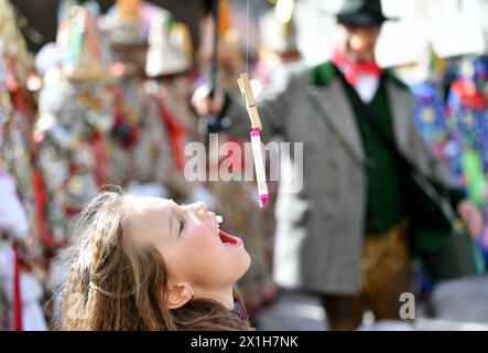 Feature - Ausseer Karnevalsparade in Bad Aussee, Österreich, am 27. Februar 2017. Girl Snaps at Candy - 20170227 PD7066 - Rechteinfo: Rights Managed (RM) Stockfoto