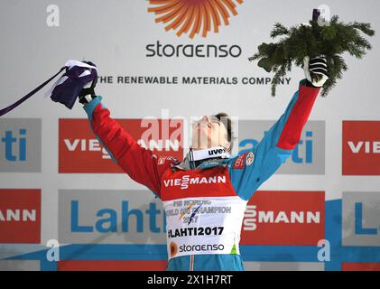 Der Österreicher Stefan Kraft feiert nach seinem letzten Sprung der Herren-Grossschanzwettkämpfe der FIS Nordische Skiweltmeisterschaft 2017 in Lahti, Finnland, am 2. März 2017. - 20170302 PD5724 - Rechteinfo: Rights Managed (RM) Stockfoto