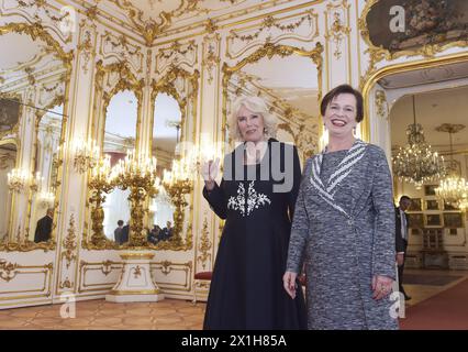 Camilla (L), Herzogin von Cornwall, und Doris Schmidauer, Ehefrau des österreichischen Präsidenten, nehmen am 5. April 2017 eine Führung durch die Wiener Hofburg Teil. - 20170405 PD4733 - Rechteinfo: Rechte verwaltet (RM) Stockfoto