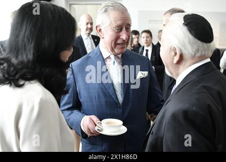 Der britische Prinz Charles spricht mit einem Holocaust-Überlebenden während eines Besuchs des Jüdischen Museums am 6. April 2017 in Wien. - 20170406 PD1380 - Rechteinfo: Rechte verwaltet (RM) Stockfoto