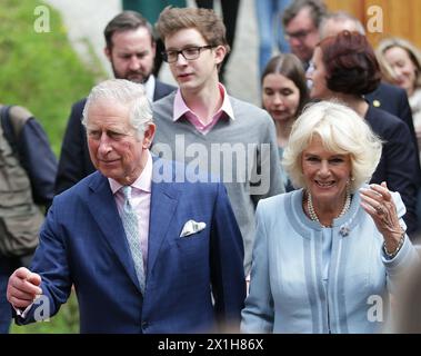 Der Brite Charles, Prinz von Wales, und seine Frau Camilla (L), Herzogin von Cornwall, besuchen das Weingut Obermann am 6. April 2017 in Wien. - 20170406 PD1750 - Rechteinfo: Rechte verwaltet (RM) Stockfoto