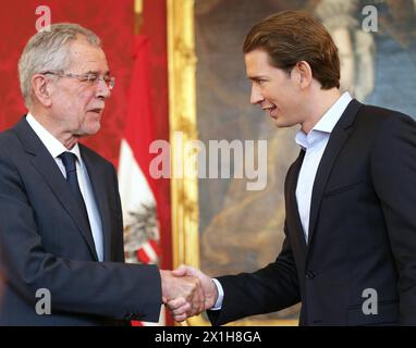 Der österreichische Außenminister Sebastian kurz, der zum Vorsitzenden der Österreichischen Volkspartei (OeVP) ernannt wurde, schüttelt bei einem Treffen am 15. Mai 2017 in Wien die Hand mit dem österreichischen Staatspräsidenten Alexander Van der Bellen. - 20170515 PD1793 - Rechteinfo: Rights Managed (RM) Stockfoto