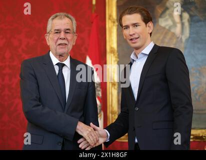 Der österreichische Außenminister Sebastian kurz, der zum Vorsitzenden der Österreichischen Volkspartei (OeVP) ernannt wurde, schüttelt bei einem Treffen am 15. Mai 2017 in Wien die Hand mit dem österreichischen Staatspräsidenten Alexander Van der Bellen. - 20170515 PD1751 - Rechteinfo: Rights Managed (RM) Stockfoto