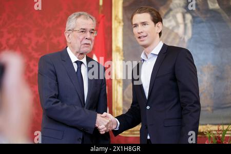 Der österreichische Außenminister Sebastian kurz, der zum Vorsitzenden der Österreichischen Volkspartei (OeVP) ernannt wurde, schüttelt bei einem Treffen am 15. Mai 2017 in Wien die Hand mit dem österreichischen Staatspräsidenten Alexander Van der Bellen. - 20170515 PD2534 - Rechteinfo: Rechte verwaltet (RM) Stockfoto