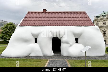 Die Skulptur „Fat House“ (2003) des österreichischen Künstlers Erwin Wurm im Garten des Museums Oberes Belvedere in Wien am 23. Mai 2017. Erwin Wurm stellt dieses Jahr auf der Biennale in Venedig den Österreich Pavillon aus. - 20170523 PD1141 - Rechteinfo: Rechte verwaltet (RM) Stockfoto