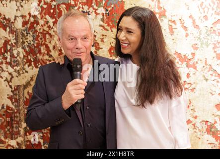 Ali Rahimi Event vor dem 24. Life Ball am Wiener Rathausplatz am 9. Juni 2017. Life Ball ist Europas größte jährliche AIDS-Wohltätigkeitsveranstaltung und findet im Wiener Rathaus statt. BILD: Wolfgang Puck mit seiner Frau Gelila Puck, Gründer der „Dream for Future Africa Foundation“ (DFFAF) - 20170609 PD8984 - Rechteinfo: Rights Managed (RM) Stockfoto