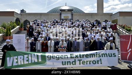 Die 300 Imame der Islamischen Religionsgemeinschaft in Österreich (IGGOe) unterzeichneten eine Erklärung gegen Terrorismus, Extremismus und Gewalt. Der Präsident der Islamischen Religionsgemeinschaft in Österreich (IGGOe) Ibrahim Olgun (C) hält eine Rede vor dem Islamischen Zentrum des Wiener Stadtteils Florisdorf während einer Unterzeichnungszeremonie am 14. Juni 2017 in Wien, Österreich - 20170614 PD2112 - Rechteinfo: Rights Managed (RM) Stockfoto