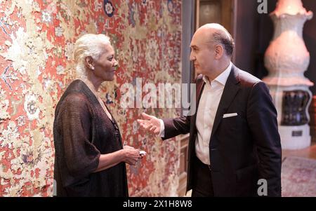 Ali Rahimi Event vor dem 24. Life Ball am Wiener Rathausplatz am 9. Juni 2017. Life Ball ist Europas größte jährliche AIDS-Wohltätigkeitsveranstaltung und findet im Wiener Rathaus statt. BILD: Dionne Warwick und Ali Rahimi - 20170609 PD9144 - Rechteinfo: Rights Managed (RM) Stockfoto