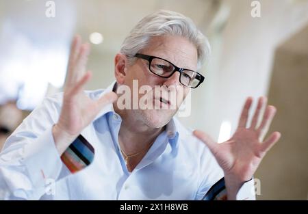 Der belgische Künstler Jan Fabre im Interview mit der Austria Presse Agentur in Wien am 13. Juni 2017. - 20170613 PD1938 - Rechteinfo: Rechte verwaltet (RM) Stockfoto