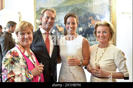 Die Preisverleihung für den Preis „Prix de l'Ecole d'Equitation Espagnole de Vienne“ und „Medaille de l'Ecole d'Equitation Espagnole de Vienne“ am 23. Juni 2017 in Wien, Österreich. Der Preis wird von der Spanischen Hofreitschule Wien verliehen. BILD: (L-R) Elisabeth Gürtler, Charlotte Dujardin, Carl Hester und Sissy Max-Theurer - 20170623 PD4506 - Rechteinfo: Rights Managed (RM) Stockfoto