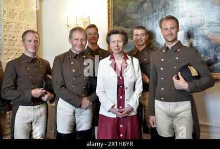 Die Preisverleihung für den Preis „Prix de l'Ecole d'Equitation Espagnole de Vienne“ und „Medaille de l'Ecole d'Equitation Espagnole de Vienne“ am 23. Juni 2017 in Wien, Österreich. Der Preis wird von der Spanischen Hofreitschule Wien verliehen. BILD: Prinzessin Anne und Mitglieder der Spanischen Hofreitschule - 20170623 PD4042 - Rechteinfo: Rights Managed (RM) Stockfoto