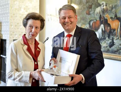 Die Preisverleihung für den Preis „Prix de l'Ecole d'Equitation Espagnole de Vienne“ und „Medaille de l'Ecole d'Equitation Espagnole de Vienne“ am 23. Juni 2017 in Wien, Österreich. Der Preis wird von der Spanischen Hofreitschule Wien verliehen. BILD: Andrä Rupprechter(L) und HRH Prinzessin Anne (R) - 20170623 PD3880 - Rechteinfo: Rights Managed (RM) Stockfoto