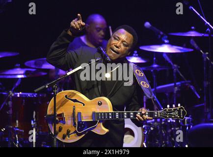 George Benson, US-amerikanischer Musiker, Gitarrist und Singer-Songwriter, während eines Konzertes während des Jazzfestes Wien am 6. Juli 2017 in Wien. - 20170706 PD9050 - Rechteinfo: Rechte verwaltet (RM) Stockfoto