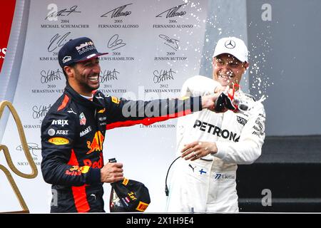 Der Formel 1 Grand Prix von Österreich am Red Bull Ring am 9. Juli 2017 in Spielberg, Österreich. BILD: Mercedes' finnischer Fahrer Valtteri Bottas (R) lehnt den „Schuh“ von Red Bull's australischem Fahrer Daniel Ricciardo ab, als er auf dem Podium feiert - 20170709 PD2248 - Rechteinfo: Rights Managed (RM) Stockfoto