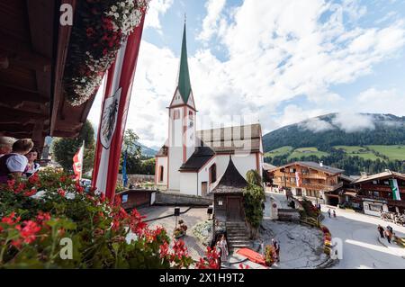 Alpbach - die Eröffnungsfeier für das Forum Alpbach am 20. August 2017. BILD: Eine riesige Versammlung von Kirchengästen außerhalb der Alpbachstraße Pfarrkirche Oswald auf dem Hauptplatz von Alpbach - 20170820 PD0630 - Rechteinfo: Rechte verwaltet (RM) Stockfoto