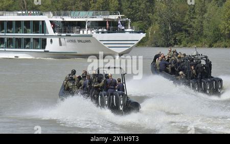 Ein internationales Anti-Terror-Training unter der Leitung der österreichischen Polizei-Sondereinheit COBRA in Wien, Österreich am 21.08.2017. Auf einem 134 Meter langen Donau-Kreuzfahrtschiff (The Viking Cruises) wird eine Geiselnahme mit akuter Terrorgefahr und Hubschraubereinsatz praktiziert. BILD: Soldaten der österreichischen Sondertruppe COBRA - 20170821 PD1628 - Rechteinfo: Rights Managed (RM) Stockfoto