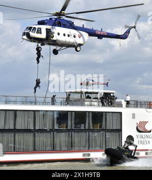 Ein internationales Anti-Terror-Training unter der Leitung der österreichischen Polizei-Sondereinheit COBRA in Wien, Österreich am 21.08.2017. Auf einem 134 Meter langen Donau-Kreuzfahrtschiff (The Viking Cruises) wird eine Geiselnahme mit akuter Terrorgefahr und Hubschraubereinsatz praktiziert. BILD: Soldiers seil aus einem Hubschrauber - 20170821 PD1516 - Rechteinfo: Rights Managed (RM) Stockfoto