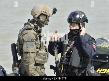 Ein internationales Anti-Terror-Training unter der Leitung der österreichischen Polizei-Sondereinheit COBRA in Wien, Österreich am 21.08.2017. Auf einem 134 Meter langen Donau-Kreuzfahrtschiff (The Viking Cruises) wird eine Geiselnahme mit akuter Terrorgefahr und Hubschraubereinsatz praktiziert. BILD: Soldaten der österreichischen Spezialkräfte - 20170821 PD1632 - Rechteinfo: Rechte verwaltet (RM) Stockfoto