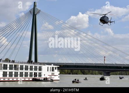 Ein internationales Anti-Terror-Training unter der Leitung der österreichischen Polizei-Sondereinheit COBRA in Wien, Österreich am 21.08.2017. Auf einem 134 Meter langen Donau-Kreuzfahrtschiff (The Viking Cruises) wird eine Geiselnahme mit akuter Terrorgefahr und Hubschraubereinsatz praktiziert. BILD: Soldiers seil aus einem Hubschrauber - 20170821 PD1562 - Rechteinfo: Rights Managed (RM) Stockfoto