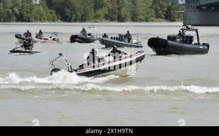 Ein internationales Anti-Terror-Training unter der Leitung der österreichischen Polizei-Sondereinheit COBRA in Wien, Österreich am 21.08.2017. Auf einem 134 Meter langen Donau-Kreuzfahrtschiff (The Viking Cruises) wird eine Geiselnahme mit akuter Terrorgefahr und Hubschraubereinsatz praktiziert. BILD: Soldaten der österreichischen Spezialkräfte COBRA - 20170821 PD1684 - Rechteinfo: Rechte verwaltet (RM) Stockfoto