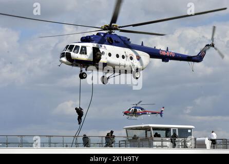 Ein internationales Anti-Terror-Training unter der Leitung der österreichischen Polizei-Sondereinheit COBRA in Wien, Österreich am 21.08.2017. Auf einem 134 Meter langen Donau-Kreuzfahrtschiff (The Viking Cruises) wird eine Geiselnahme mit akuter Terrorgefahr und Hubschraubereinsatz praktiziert. BILD: Soldiers seil aus einem Hubschrauber - 20170821 PD1563 - Rechteinfo: Rights Managed (RM) Stockfoto