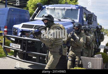 Ein internationales Anti-Terror-Training unter der Leitung der österreichischen Polizei-Sondereinheit COBRA in Wien, Österreich am 21.08.2017. Auf einem 134 Meter langen Donau-Kreuzfahrtschiff (The Viking Cruises) wird eine Geiselnahme mit akuter Terrorgefahr und Hubschraubereinsatz praktiziert. BILD: Soldaten der österreichischen Spezialkräfte COBRA - 20170821 PD1682 - Rechteinfo: Rechte verwaltet (RM) Stockfoto