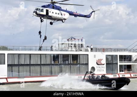 Ein internationales Anti-Terror-Training unter der Leitung der österreichischen Polizei-Sondereinheit COBRA in Wien, Österreich am 21.08.2017. Auf einem 134 Meter langen Donau-Kreuzfahrtschiff (The Viking Cruises) wird eine Geiselnahme mit akuter Terrorgefahr und Hubschraubereinsatz praktiziert. BILD: Soldiers seil aus einem Hubschrauber - 20170821 PD1517 - Rechteinfo: Rights Managed (RM) Stockfoto