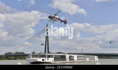 Ein internationales Anti-Terror-Training unter der Leitung der österreichischen Polizei-Sondereinheit COBRA in Wien, Österreich am 21.08.2017. Auf einem 134 Meter langen Donau-Kreuzfahrtschiff (The Viking Cruises) wird eine Geiselnahme mit akuter Terrorgefahr und Hubschraubereinsatz praktiziert. BILD: Soldiers seil aus einem Hubschrauber - 20170821 PD1560 - Rechteinfo: Rights Managed (RM) Stockfoto