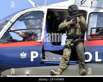 Ein internationales Anti-Terror-Training unter der Leitung der österreichischen Polizei-Sondereinheit COBRA in Wien, Österreich am 21.08.2017. Auf einem 134 Meter langen Donau-Kreuzfahrtschiff (The Viking Cruises) wird eine Geiselnahme mit akuter Terrorgefahr und Hubschraubereinsatz praktiziert. BILD: Soldat und Hubschrauber - 20170821 PD1681 - Rechteinfo: Rights Managed (RM) Stockfoto