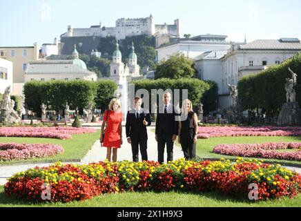 Der französische Präsident Emmanuel Macron (2ndL) und seine Frau Brigitte Macron (L) posieren am 23. August 2017 im Mirabell Park in Salzburg für ein Gruppenfoto mit dem österreichischen Bundeskanzler Christian Kern (2ndR) und seiner Frau Eveline Steinberger-Kern. - 20170823 PD3531 - Rechteinfo: Rechte verwaltet (RM) Stockfoto