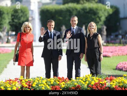 Der französische Präsident Emmanuel Macron (2ndL) und seine Frau Brigitte Macron (L) posieren am 23. August 2017 im Mirabell Park in Salzburg für ein Gruppenfoto mit dem österreichischen Bundeskanzler Christian Kern (2ndR) und seiner Frau Eveline Steinberger-Kern. - 20170823 PD3516 - Rechteinfo: Rechte verwaltet (RM) Stockfoto