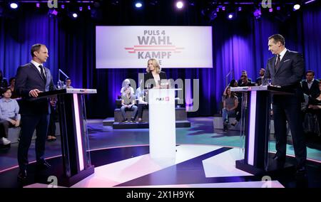 Spitzenkandidaten Matthias Strolz (Neos, L), Heinz-Christian Strache (Freiheitspartei, R) vor der tv-Show Puls 4 in Wien, Österreich, am 4. September 2017. Die Parlamentswahlen finden am 15. Oktober 2017 in Österreich statt. - 20170911 PD5130 - Rechteinfo: Rights Managed (RM) Stockfoto