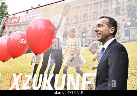 Bundeskanzler und Spitzenkandidat der Sozialdemokratischen Partei Österreichs (SPOe) für die Nationalratswahl Christian Kern während der Wahlplakatpräsentation im Wiener Rathauspark am 22. September 2017. Die österreichischen Nationalratswahlen finden am 15. Oktober 2017 statt. - 20170922 PD0803 - Rechteinfo: Rechte verwaltet (RM) Stockfoto