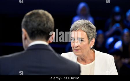 Die Spitzenkandidaten Ulrike Lunacek von den Grünen (R) und Bundeskanzlerin Österreichs und Vorsitzender der SPOe, Christian Kern (L) nehmen am 26. September 2017 an der ORF-Fernsehdebatte in Wien Teil. - 20170926 PD6197 - Rechteinfo: Rechte verwaltet (RM) Stockfoto