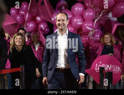 Spitzenkandidat Matthias Strolz (NEOS ¿ das neue Österreich und das Liberale Forum) nimmt am 2. Oktober 2017 an der Fernsehdebatte der Spitzenkandidaten in Wien Teil. - 20171002 PD4828 - Rechteinfo: Rechte verwaltet (RM) Stockfoto