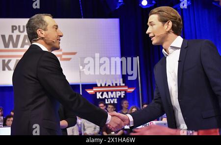 L-R: Bundeskanzler und Vorsitzender der Sozialdemokratischen Partei Österreichs (SPOe) Christian Kern und österreichischer Außenminister und Vorsitzender der Österreichischen Volkspartei (OeVP) Sebastian kurz vor einer TV-Diskusion der Spitzenkandidaten für die österreichische nationalratswahl den privaten Fernsehsender Plus 4 am 8. Oktober 2017 in Wien. Die Wahlen zum nationalrat finden am 15. Oktober 2017 statt. - 20171008 PD4877 - Rechteinfo: Rechte verwaltet (RM) Stockfoto