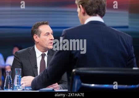 (L-R) Fraktionsvorsitzender Heinz Christian Strache und österreichischer Außenminister Sebastian kurz vor der Fernsehkonfrontation zwischen Spitzenkandidaten von OeVP und FPOe für die österreichischen Parlamentswahlen 2017 in Wien am 10.2017. - 20171010 PD5690 - Rechteinfo: Rights Managed (RM) Stockfoto