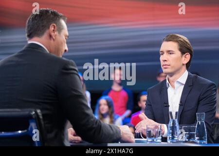 (L-R) Fraktionsvorsitzender Heinz Christian Strache und österreichischer Außenminister Sebastian kurz vor der Fernsehkonfrontation zwischen Spitzenkandidaten von OeVP und FPOe für die österreichischen Parlamentswahlen 2017 in Wien am 10.2017. - 20171010 PD5675 - Rechteinfo: Rechte verwaltet (RM) Stockfoto