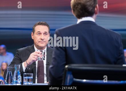 (L-R) Fraktionsvorsitzender Heinz Christian Strache und österreichischer Außenminister Sebastian kurz vor der Fernsehkonfrontation zwischen Spitzenkandidaten von OeVP und FPOe für die österreichischen Parlamentswahlen 2017 in Wien am 10.2017. - 20171010 PD5683 - Rechteinfo: Rights Managed (RM) Stockfoto