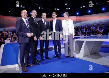 (L-R) NEOS-Parteichef Matthias Strolz, Vorsitzender der Freiheitlichen Partei (FPOe), Kanzler Österreichs und Vorsitzender der Sozialdemokratischen Partei Österreichs (SPOe), Christian Kern, Vorsitzender der Österreichischen Volkspartei (OeVP), Sebastian kurz und die Spitzenkandidatin der Grünen Ulrike Lunacek posieren vor einer TV-Debatte am 12. Oktober 2017 in Wien vor den österreichischen Parlamentswahlen am 15. Oktober. - 20171012 PD5726 - Rechteinfo: Rechte verwaltet (RM) Stockfoto