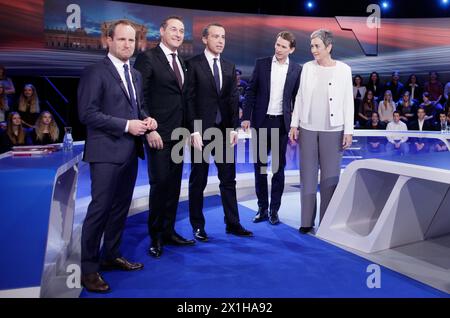 (L-R) NEOS-Parteichef Matthias Strolz, Vorsitzender der Freiheitlichen Partei (FPOe), Kanzler Österreichs und Vorsitzender der Sozialdemokratischen Partei Österreichs (SPOe), Christian Kern, Vorsitzender der Österreichischen Volkspartei (OeVP), Sebastian kurz und die Spitzenkandidatin der Grünen Ulrike Lunacek posieren vor einer TV-Debatte am 12. Oktober 2017 in Wien vor den österreichischen Parlamentswahlen am 15. Oktober. - 20171012 PD5737 - Rechteinfo: Rechte verwaltet (RM) Stockfoto