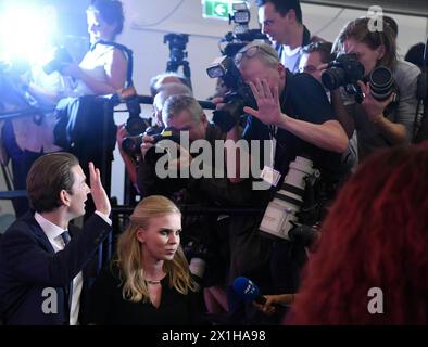 Österreichs Außenminister und Vorsitzender der Mitte-Rechts-Volkspartei (OeVP) Sebastian kurz mit seiner Freundin Susanne This, bevor er bei der Parteiwahl nach den Parlamentswahlen in Wien am 15. Oktober 2017 mit Unterstützern sprach. - 20171015 PD4773 - Rechteinfo: Rechte verwaltet (RM) Stockfoto