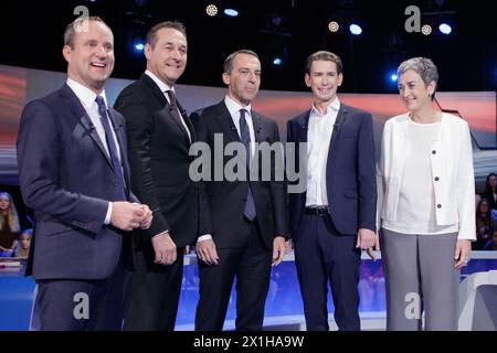 (L-R) NEOS-Parteichef Matthias Strolz, Vorsitzender der Freiheitlichen Partei (FPOe) Heinz-Christian Strache, Bundeskanzler Österreichs und Vorsitzender der Sozialdemokratischen Partei Österreichs (SPOe), Christian Kern, Vorsitzender der Österreichischen Volkspartei (OeVP), Sebastian kurz und die Spitzenkandidatin der Grünen Ulrike Lunacek posieren vor einer TV-Debatte am 12. Oktober 2017 in Wien vor den österreichischen Parlamentswahlen am 15. Oktober. - 20171012 PD6030 - Rechteinfo: Rechte verwaltet (RM) Stockfoto