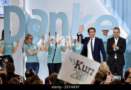 Österreichs Außenminister und Vorsitzender der Mitte-Rechts-Volkspartei (OeVP) Sebastian kurz spricht bei der Wahlveranstaltung der Partei nach den Parlamentswahlen in Wien am 15. Oktober 2017 mit Unterstützern. - 20171015 PD7021 - Rechteinfo: Rights Managed (RM) Stockfoto