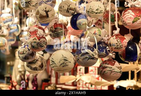 Der traditionelle Christkindlmarkt am Wiener Rathausplatz wurde am 17. November 2017 eröffnet. Der Christkindlmarkt ist ein Straßenmarkt, der mit der Weihnachtsfeier während der vier Adventswochen verbunden ist. ABBILDUNG: weihnachtsbaumschmuck - 20171118 PD6004 - Rechteinfo: Rights Managed (RM) Stockfoto