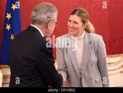 Beatrice Fihn (R), schwedische Juristin und Direktorin der Internationalen Kampagne zur Abschaffung von Kernwaffen ICAN, und der österreichische Präsident Alexander Van der Bellen während ihres Besuchs am 1. Februar 2018 in Wien. - 20180201 PD1192 - Rechteinfo: Rechte verwaltet (RM) Stockfoto