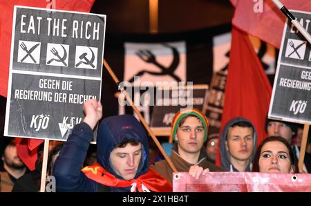 Traditioneller Wiener Opernball an der Wiener Staatsoper in Wien, 8. Februar 2018. Im Bild: Demonstration gegen den Opernball - 20180208 PD6862 - Rechteinfo: Rights Managed (RM) Stockfoto