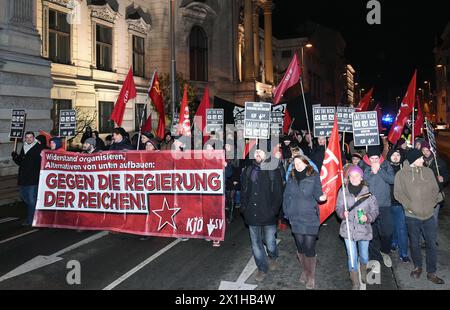 Traditioneller Wiener Opernball an der Wiener Staatsoper in Wien, 8. Februar 2018. Im Bild: Demonstration gegen den Opernball - 20180208 PD6873 - Rechteinfo: Rights Managed (RM) Stockfoto